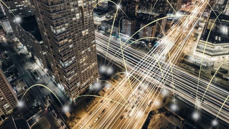 Prédios e carros e uma edição para ilustrar o conceito de cidades inteligentes