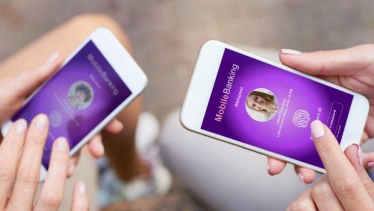 Pessoas utilizando um aplicativo de mobile banking com tecnologia de biometria como segurança da informação