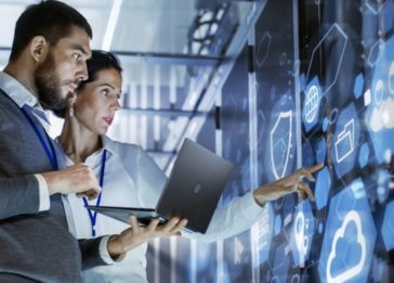 Imagem conceito de um homem e uma mulher trabalhando em um data center