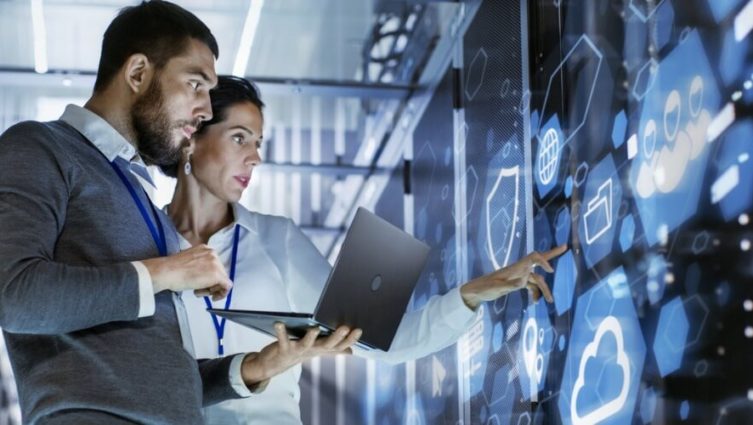 Imagem conceito de um homem e uma mulher trabalhando em um data center