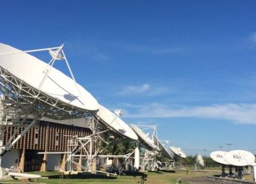 Imagem da Estação de Guaratiba da Embratel, mostrando diversas antenas parabólicas apontadas para o céu