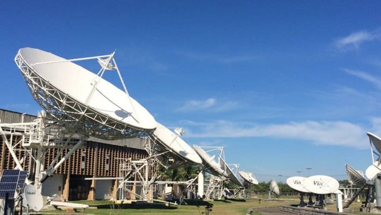 Imagem da Estação de Guaratiba da Embratel, mostrando diversas antenas parabólicas apontadas para o céu