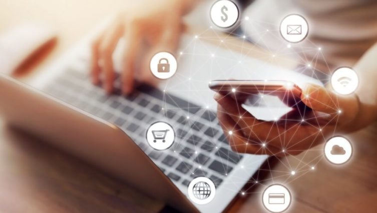 Imagem conceito de uma pessoa segurando um celular na mãos. Em volta dele há ícones representando as diferentes ações que podem ser feitas com ele