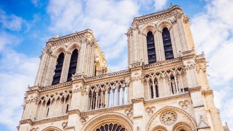 Imagem da Catedral de Notre-Dame, que contou com a ajuda de um robô e outras tecnologias para controlar o incêndio no local.