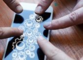Pessoas apontando o dedo para a tela de um smartphone para exemplificar a transformação digital