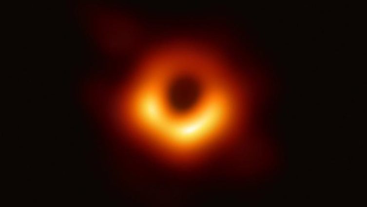 Imagem do buraco negra gerada por um algoritmo criado pela cientista Kaite Bouman