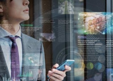 Homem segurando smartphone com hologramas baseados em inteligência artificial