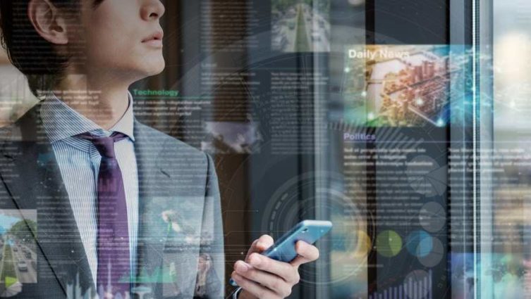 Homem segurando smartphone com hologramas baseados em inteligência artificial