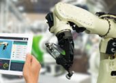 Homem utiliza tablet para mexer em dispositivo iot