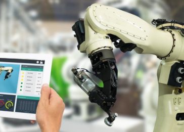 Homem utiliza tablet para mexer em dispositivo iot