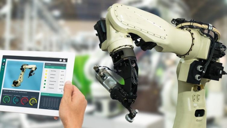 Homem utiliza tablet para mexer em dispositivo iot