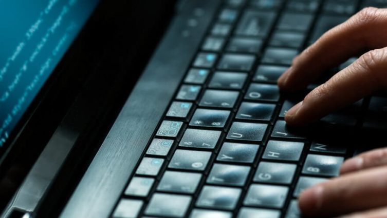 Imagem de uma pessoa digitando códigos de computação
