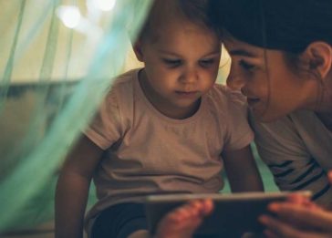 Mãe mostra smartphone para bebê da geração alfa