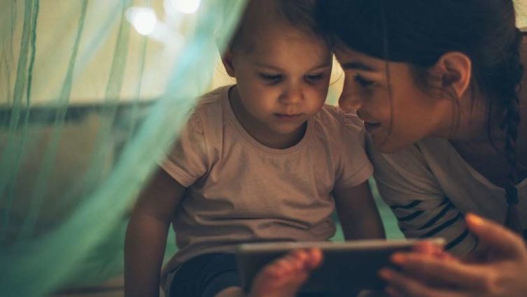 Mãe mostra smartphone para bebê da geração alfa