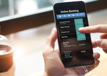 Pessoa mexendo num aplicativo de banco através de um smartphone - transformação digital