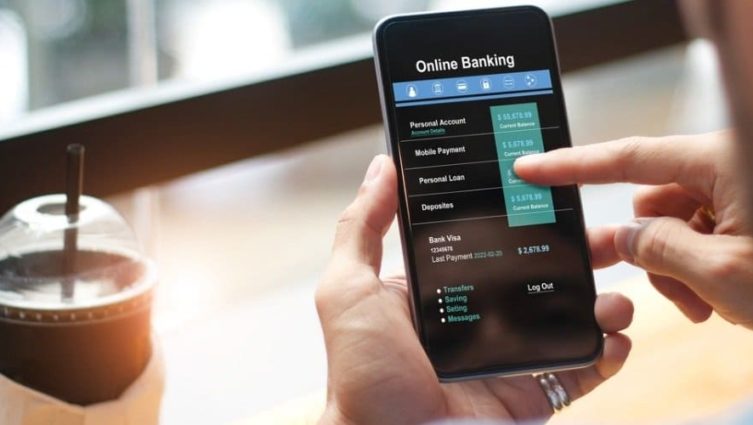Pessoa mexendo num aplicativo de banco através de um smartphone - transformação digital