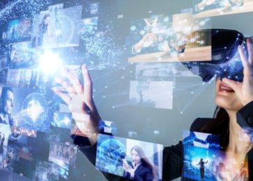 Mulher com óculos de realidade virtual. 5G será uma tecnologia que irá fomentar uso dessa ferramenta