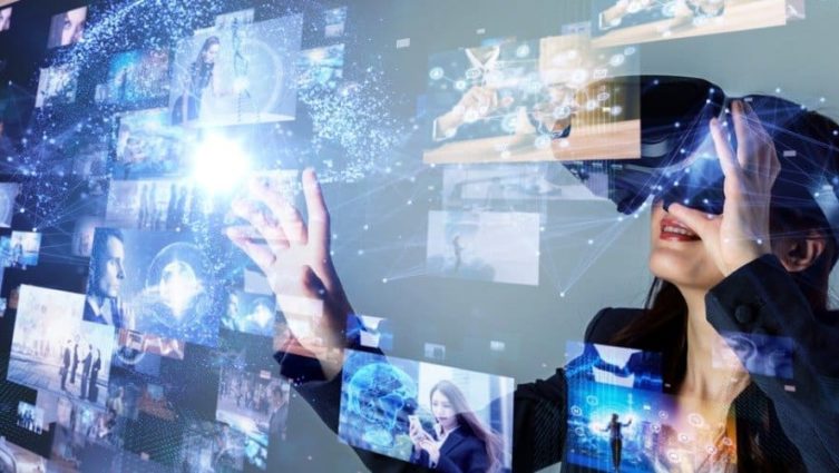 Mulher com óculos de realidade virtual. 5G será uma tecnologia que irá fomentar uso dessa ferramenta