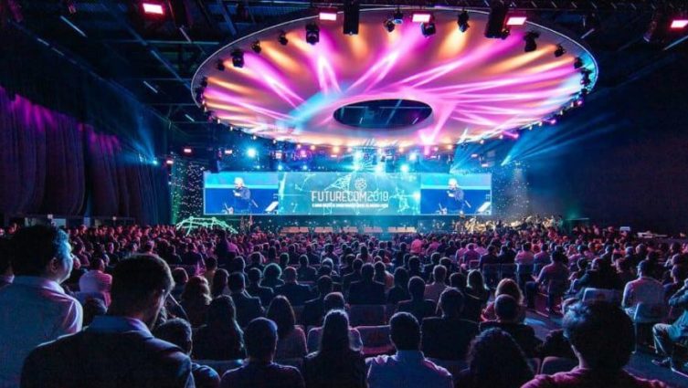Imagem mostra a plateia e o palco principal da Futurecom 2019