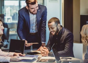 Executivos debatendo como implementar uma solução omnichannel