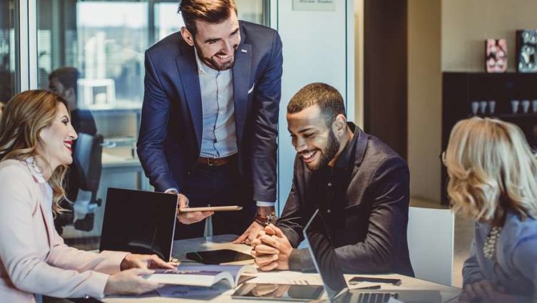Executivos debatendo como implementar uma solução omnichannel