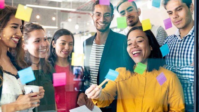 Imagem de pessoas em ambiente corporativo trabalhando em um projeto com metodologia ágil