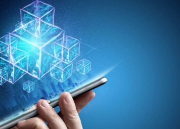 Mão segurando um smartphone com blocos de blockchain saltando da tela do aparelho