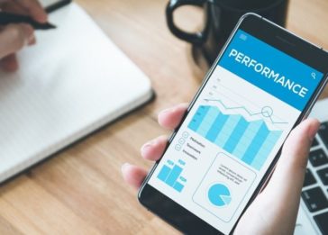 Imagem de um celular exibindo gráficos de performance