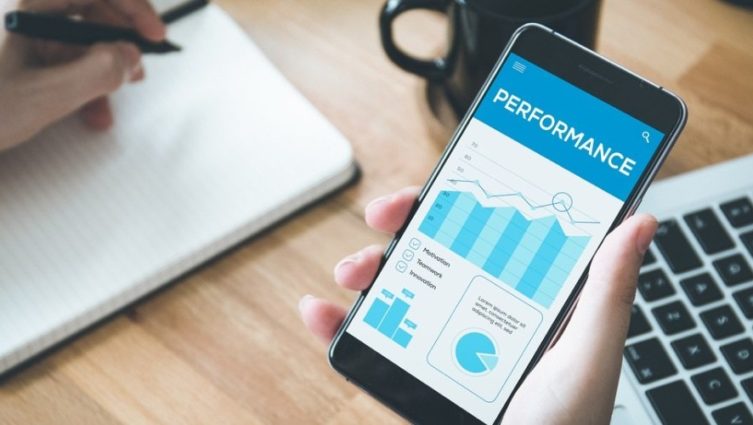 Imagem de um celular exibindo gráficos de performance