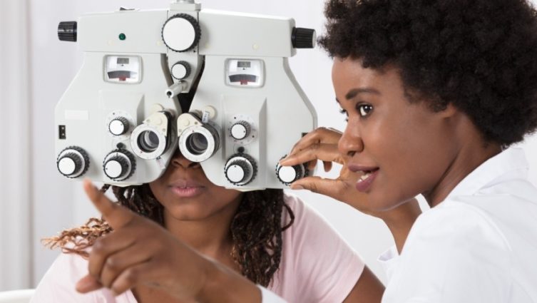Mulher oftalmologista realiza teste oftalmológico em paciente