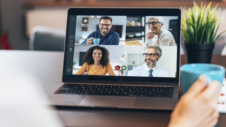Imagem de uma videochamada de trabalho sendo realizada em um laptop