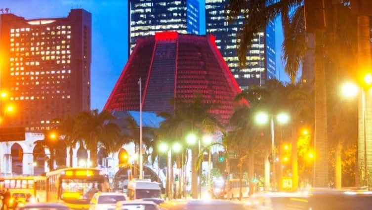 Imagem de iluminação noturna urbana do Rio de Janeiro