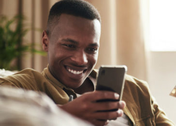 imagem de um homem fazendo uma compra pelo celular shopstreaming