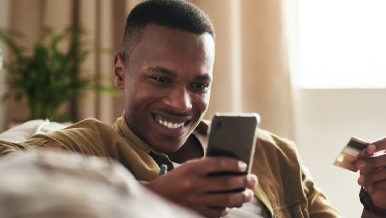 imagem de um homem fazendo uma compra pelo celular shopstreaming