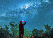 imagem_homem_fotografando_celular_ceu_estrelado_satelite_embratel_1170x500