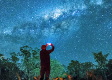 imagem_homem_fotografando_celular_ceu_estrelado_satelite_embratel_1170x500