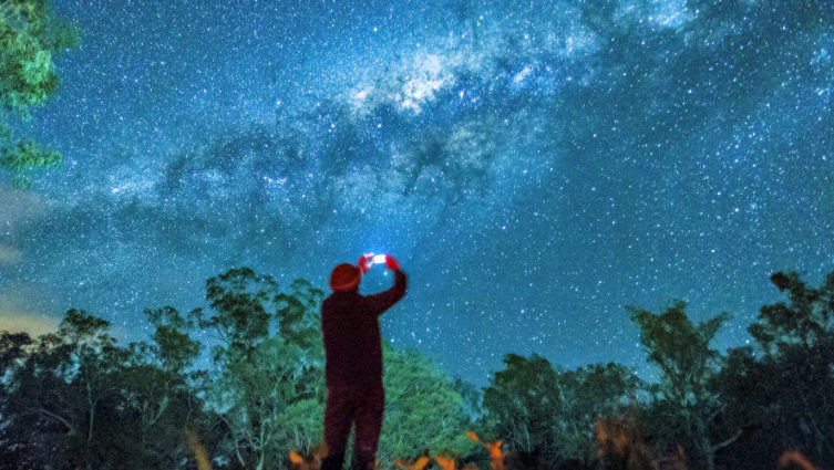 imagem_homem_fotografando_celular_ceu_estrelado_satelite_embratel_1170x500