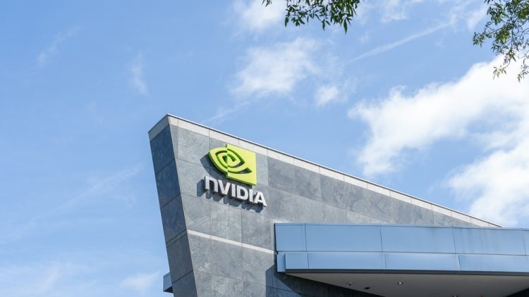 Fachada do prédio da Nvidia com o logotipo da empresa em destaque