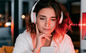 Mulher com fones brancos olha para o smartphone e ouvindo uma musica produzindo por ia