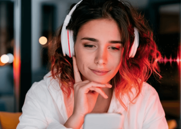 Mulher com fones brancos olha para o smartphone e ouvindo uma musica produzindo por ia