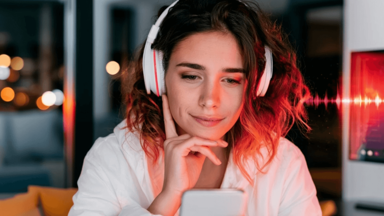 Mulher com fones brancos olha para o smartphone e ouvindo uma musica produzindo por ia